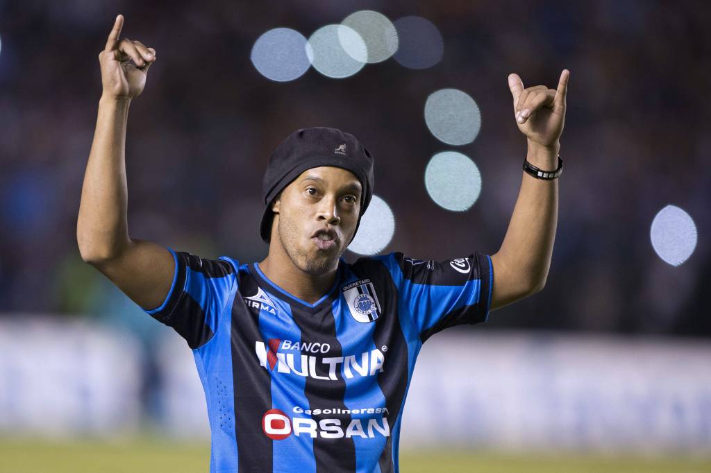 Ronaldinho Ga&uacute;cho foi recebido com festa, mas perdeu um p&ecirc;nalti em sua estreia pelo Quer&eacute;taro