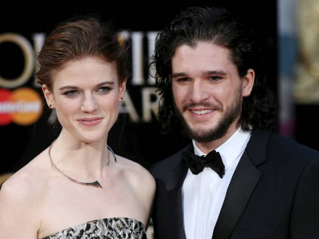 Kit Harington e Rose Leslie no tapete vermelho do Olivier Awards, em Londres