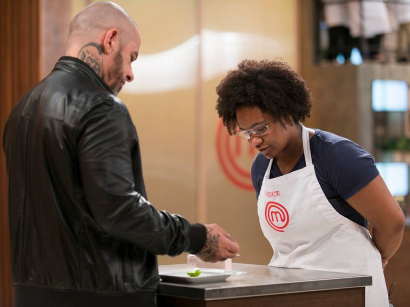 Gleice apresenta macarons aos jurados em prova do MasterChef Brasil