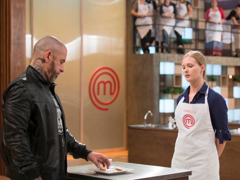 Gabriella apresenta macarons aos jurados do MasterChef Brasil