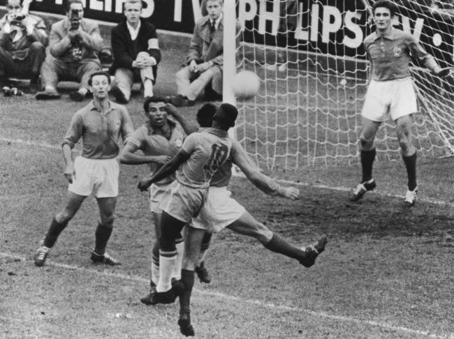alx_55896141_original.jpeg Pelé em lance da goleada por 5 a 2 da seleção brasileira contra a França, na semifinal da Copa de 1958
