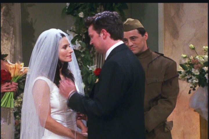 alx_7-23-tow-monica-and-chandler-s-wedding-chandler-bing-3094789-720-480_original.jpeg Monica Geller (Courteney Cox) e Chandler Bing (Matthew Perry) se casam na série Friends