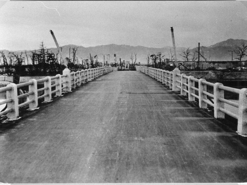 A sombra de trilhos é vista na superfície da estrada na ponte Yorozuyo, em Hiroshima, devido ao calor da bomba atômica. Este local fica a 860 metros do centro da explosão, a superfície desprotegida do asfalto foi queimada enquanto áreas protegidas pelos trilhos ficaram com um tom mais claro