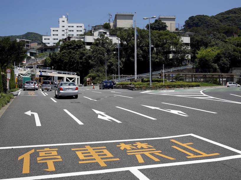 Estacionamento de Hospital Universitário de Nagasaki, construído no local da Faculdade Médica de Nagasaki, que foi destruído pela bomba atômica que atingiu a cidade no dia 9 de agosto de 1945