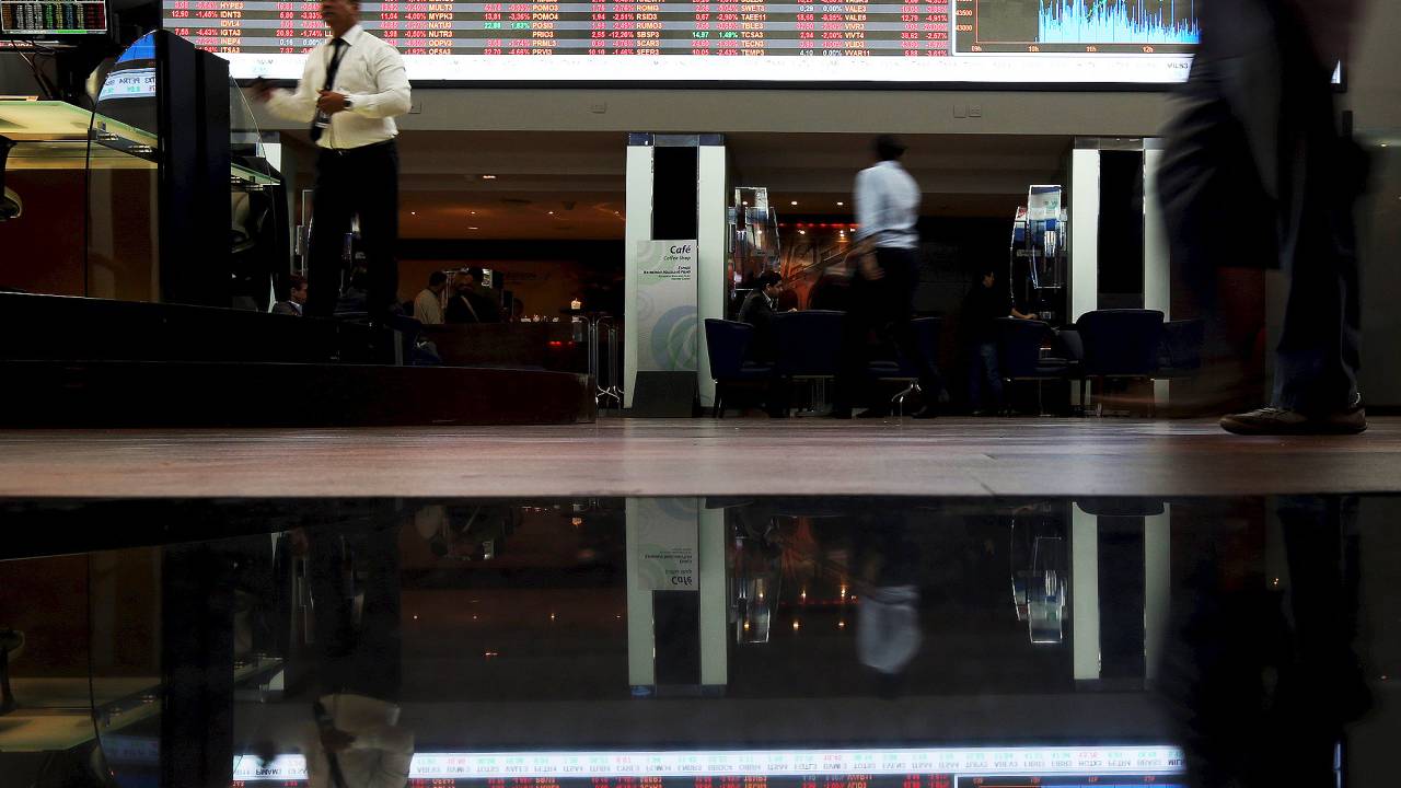 Movimentação da bolsa de valores, na Bovespa região central de São Paulo nesta segunda-feira (21)