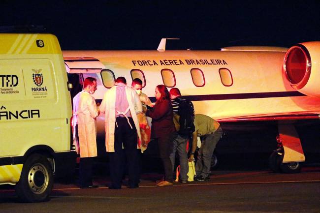 O paciente Souleymane Bah, 47 anos, que veio da Guiné para o Paraná no último dia 17, embarca em avião da FAB no aeroporto municipal Coronel Adalberto Mendes da Silva, em Cascavel (PR)