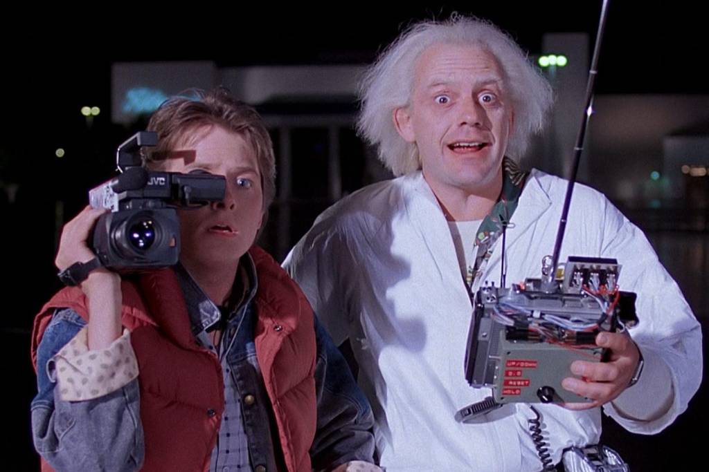 alx_cinema-de-volta-para-o-futuro-20150706-05_original-1.jpeg Marty McFly (Michael J. Fox) e o Doutor Brown (Christopher Lloyd) em cena do filme 'De Volta Para o Futuro'