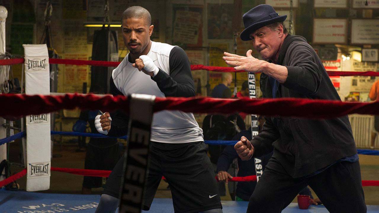 Sylvester Stallone (Rocky Balboa) e Michael B. Jordan (Adonis Johnson) em cena do filme 'Creed: Nascido Para Lutar'