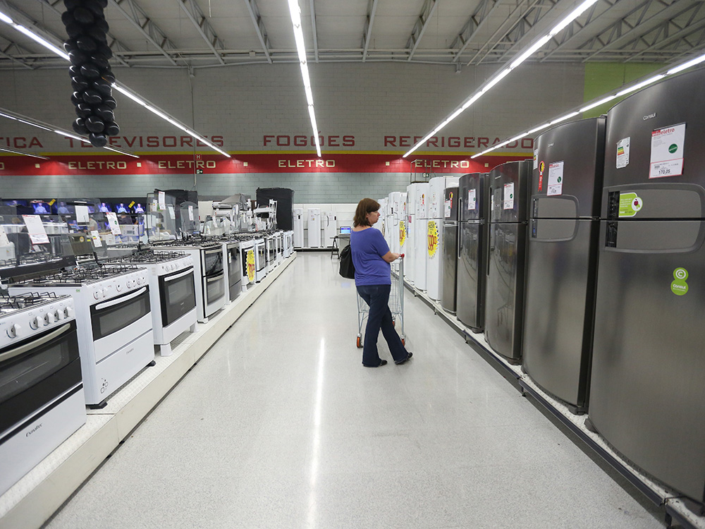 Desde a pandemia, a renda do brasileiro cresceu 50% e as dívidas, 80%