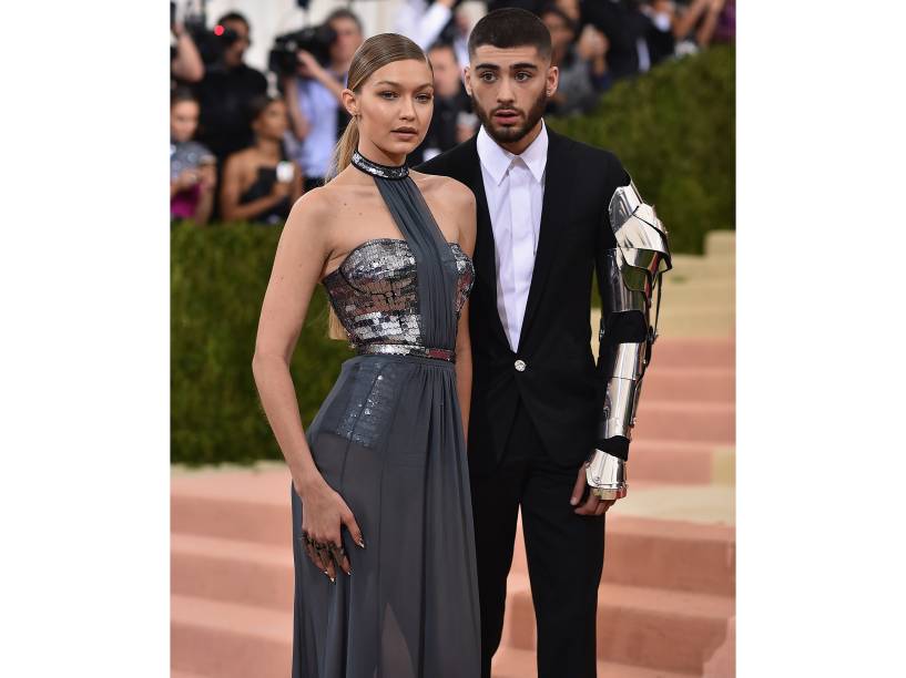 Zayn Malik ganhou um braço mecânico com o terno Versace, que usou ao lado da namorada Gigi Hadid, que usava um vestido Tommy Hilfiger