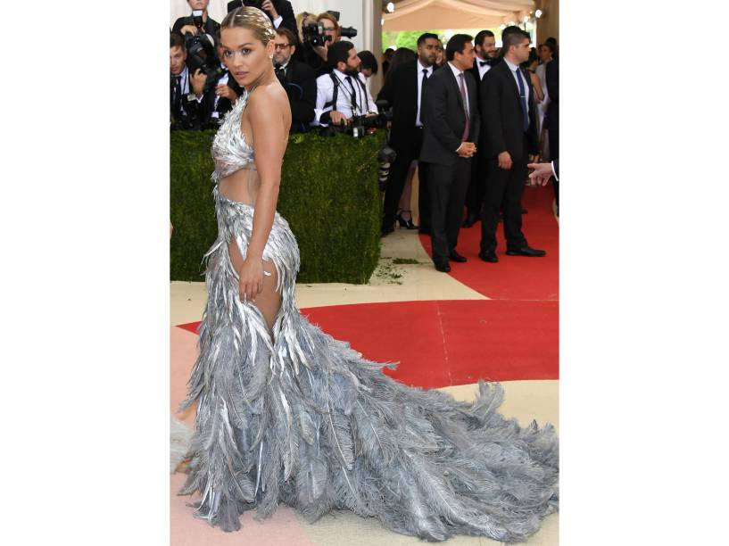 Rita Ora virou um cisne prateado com o vestido assinado por Vera Wang