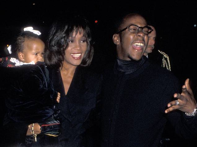 Cantora Whitney Houston, o cantor Bobby Brown e sua filha Bobbi Kristina, em 1994 Cantora Whitney Houston, o cantor Bobby Brown e sua filha Bobbi Kristina, em 1994