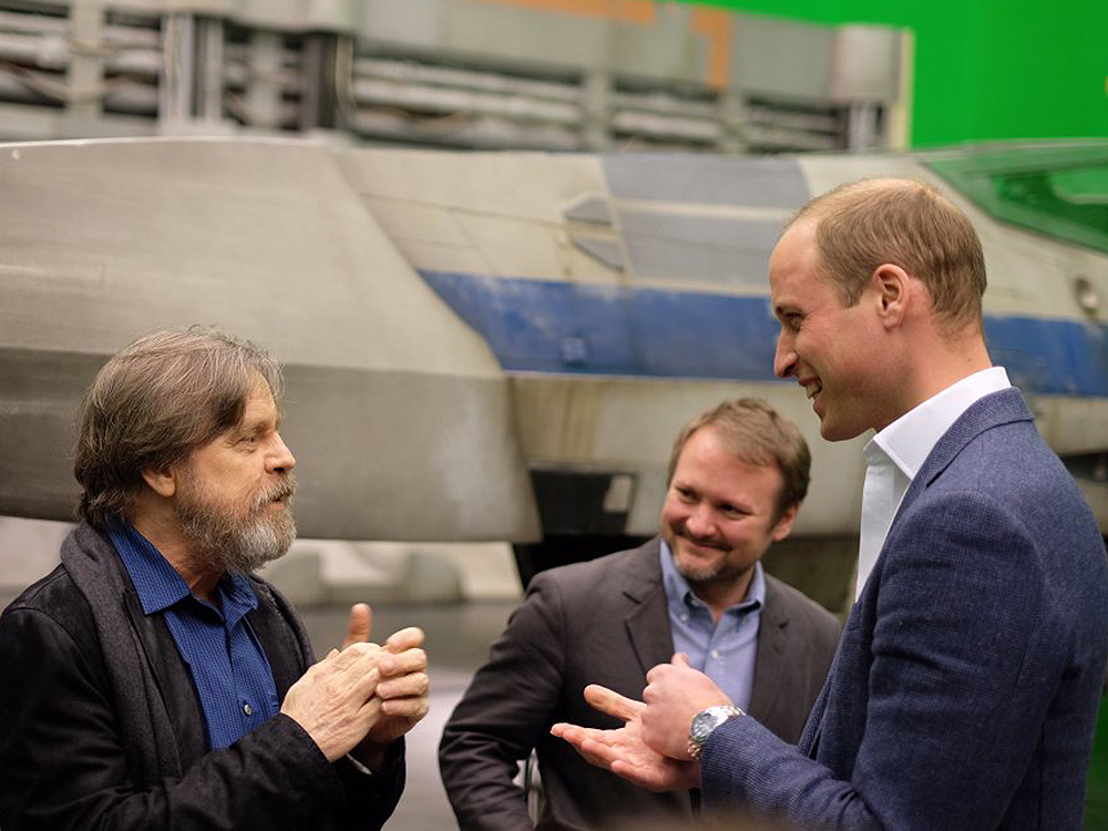 Príncipe Harry conversa com Mark Hamill