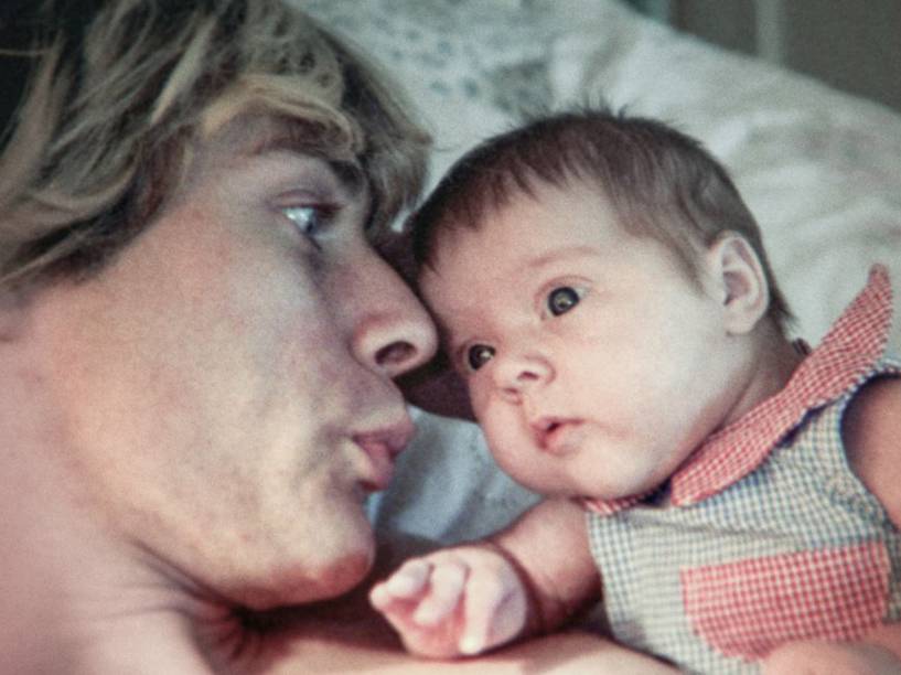 Kurt Cobain com a filha Frances Bean Cobain Kurt Cobain com a filha Frances Bean Cobain