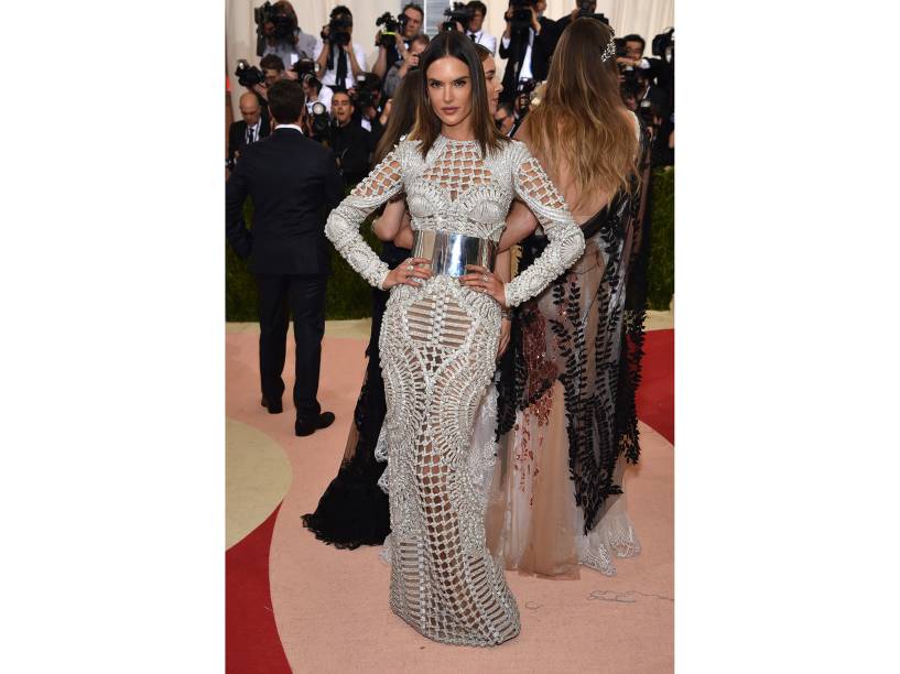 Alessandra Ambrosio enrolou uma placa de metal na cintura com este vestido Balmain