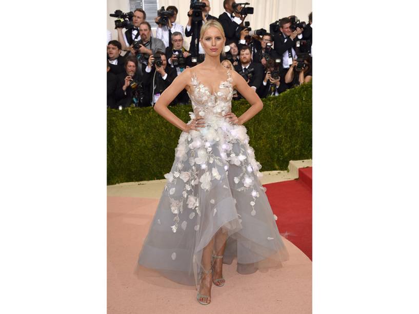 Outra inovação foi o vestido Marchesa de Karolina Kurkova que mudava de cor