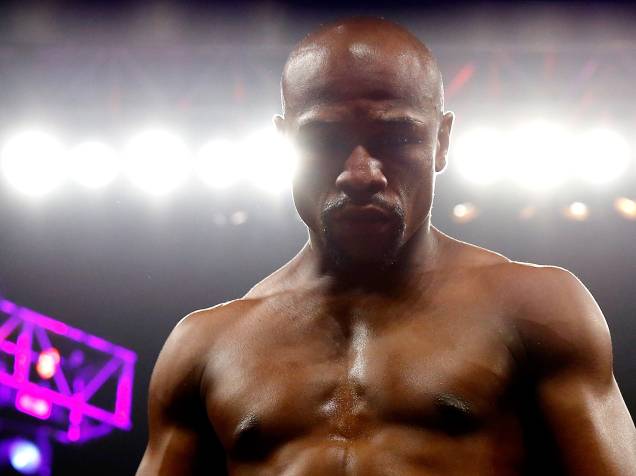 Com a vitória, o pugilista americano Floyd Mayweather Jr., conquista a unificação dos títulos da categoria meio médio e segue invicto em sua carreira Com a vitória, o pugilista americano Floyd Mayweather Jr., conquista a unificação dos títulos da categoria meio médio e segue invicto em sua carreira