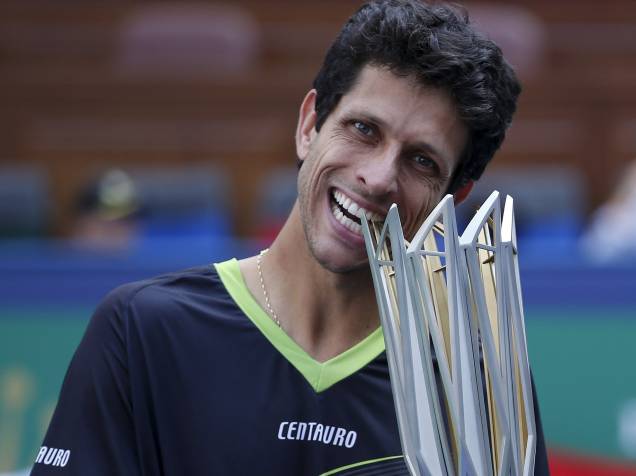 Marcelo Melo comemora o título de duplas com o sul-africano Raven Klaasen no Masters de Xangai, na China Marcelo Melo comemora o título de duplas com o sul-africano Raven Klaasen no Masters de Xangai, na China