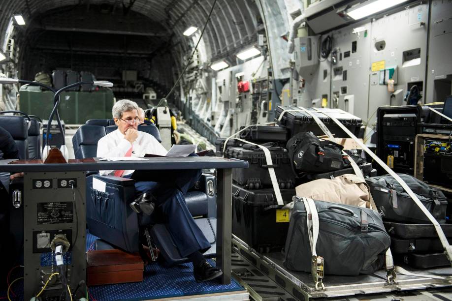Secretário de Estado dos Estados Unidos John Kerry, olha papéis durante o voo da Jordânia para o Iraque, no início de uma turnê pelo Oriente Médio em busca de apoio militar, político e financeiro para derrotar os militantes islâmicos que controlam partes do Iraque e da Síria - 10/09/2014