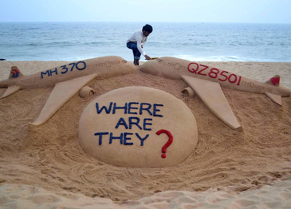 Escultura de areia retratando as duas aeronaves desaparecidas, Air Asia QZ8501 e Malayasia Airlines MH370, é vista como forma de protesto em Puri, na Índia