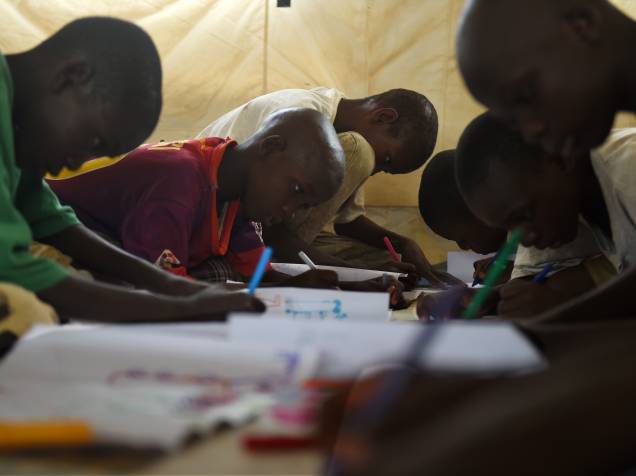 Jovens nigerianos desenham durante programa de terapia para refugiados. Sete civis foram mortos em ataque recente de rebeldes do Boko Haram Jovens nigerianos desenham durante programa de terapia para refugiados. Sete civis foram mortos em ataque recente de rebeldes do Boko Haram