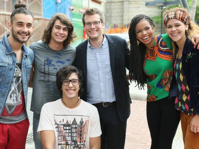 John Green e o elenco de Malhação John Green e o elenco de Malhação