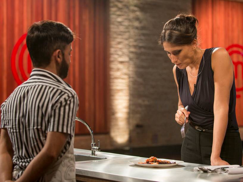 Chef e jurada Paola Carosella avalia um candidato ao programa Masterchef Brasil