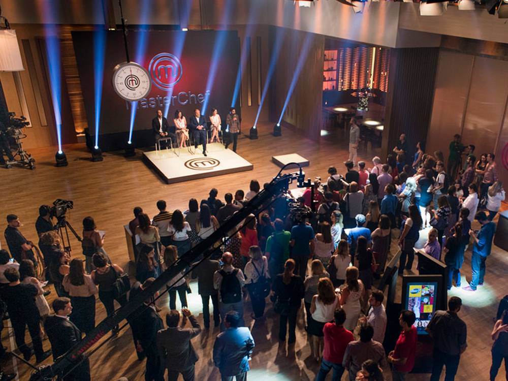 Jornalistas e equipe t&eacute;cnica se re&uacute;nem para coletiva de imprensa no est&uacute;dio do programa Masterchef Brasil, na Band