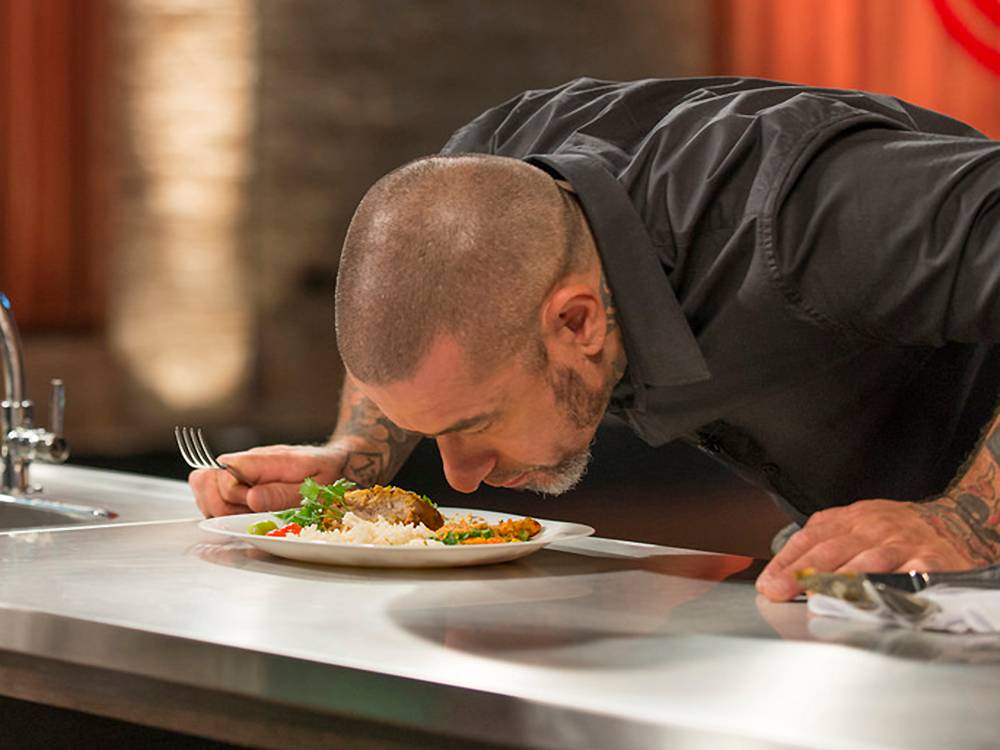 Chef Henrique Foga&ccedil;a avalia prato de candidato &agrave; terceira temporada do programa Masterchef Brasil, da Band