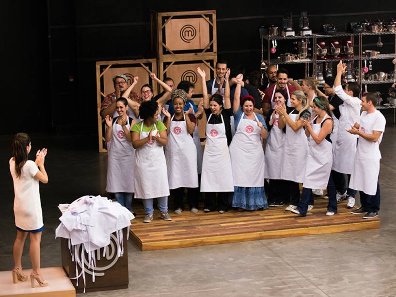 Os 21 participantes da terceira temporada de MasterChef Brasil comemoram sua classificação