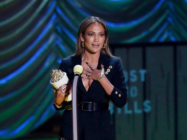 Jennifer Lopez recebe prêmio de "Atuação mais assustadora", por "O garoto da casa ao lado", durante o MTV Movie Awards, em Los Angeles, Califónia Jennifer Lopez recebe prêmio de "Atuação mais assustadora", por "O garoto da casa ao lado", durante o MTV Movie Awards, em Los Angeles, Califónia