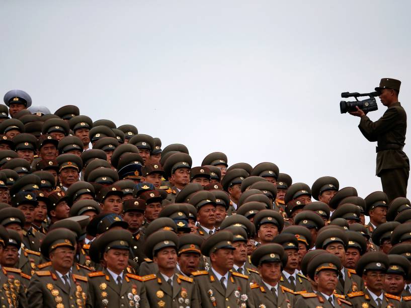 Militares assistem as apresentações de dança durante cerimônia que marca o encerramento do congresso do Partido dos Trabalhadores da Coreia do Norte, em Pyongyang - 10/05/2016