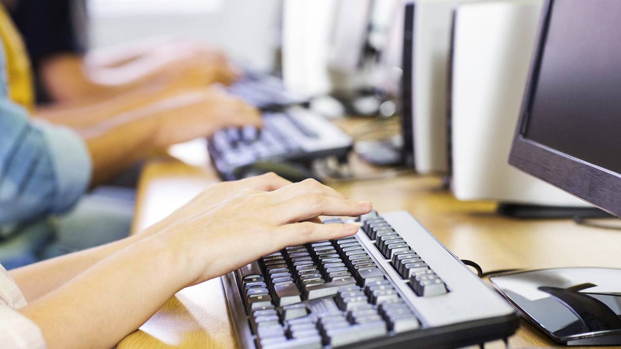 A maior parte das escolas sem internet (13%) está localizada na zona rural