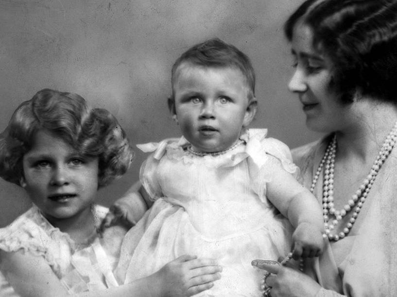 Rainha Elizabeth, com as princesas Elizabeth (à esquerda) e Margaret Rose (1930 - 2002)