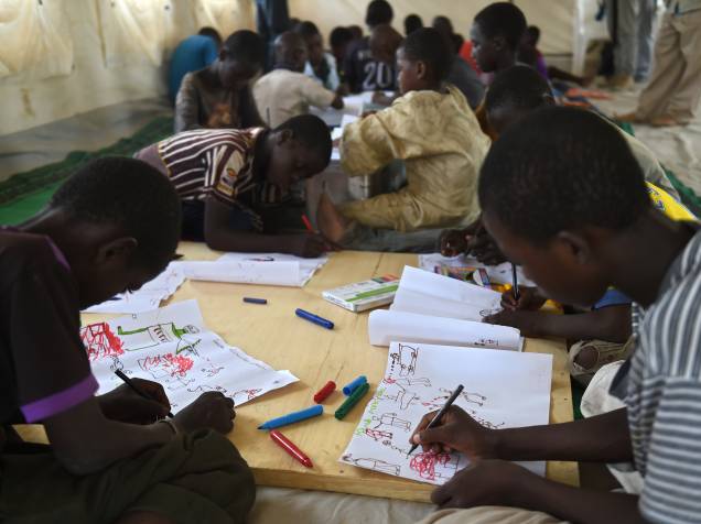 Jovens refugiados nigerianos participam de programa de terapia da UNICEF Jovens refugiados nigerianos participam de programa de terapia da UNICEF