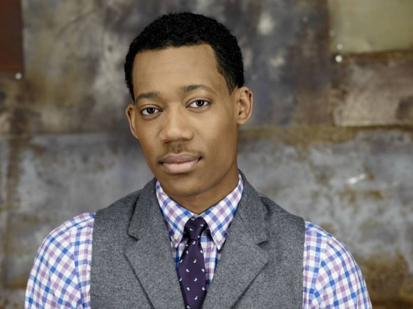 Tyler James Williams em foto de divulgação da série Criminal Minds - Beyond Borders, da emissora americana CBS. Williams interpretará o personagem Russ Montgomery, ou Monty