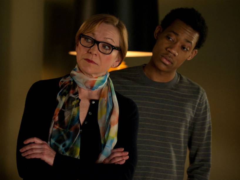 Julie White e Tyler James Williams em cena da série Go On, da emissora americana N