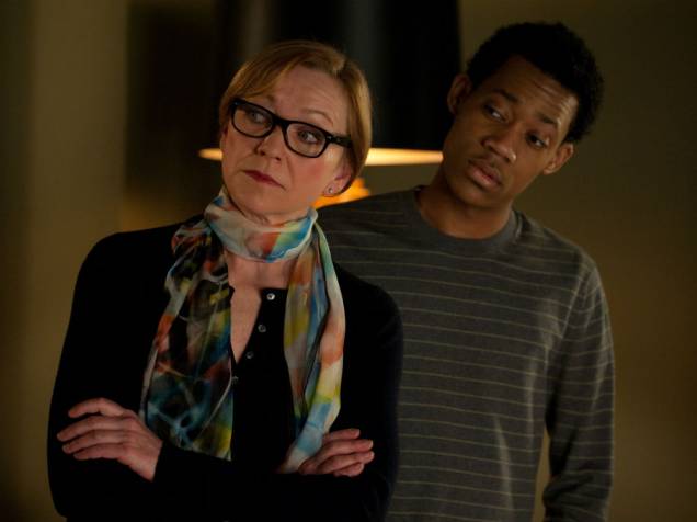 Julie White e Tyler James Williams em cena da série Go On, da emissora americana N Julie White e Tyler James Williams em cena da série Go On, da emissora americana N