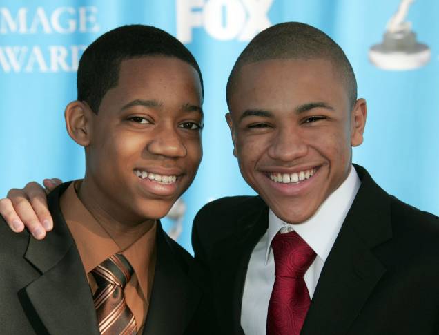 Tyler James Williams posa com Tequan Richmond, que interpretou seu irmão Drew na série Todo Mundo Odeia o Chiris, em 2008, na Califórnia Tyler James Williams posa com Tequan Richmond, que interpretou seu irmão Drew na série Todo Mundo Odeia o Chiris, em 2008, na Califórnia