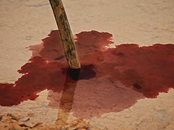 <p>Arão (Petrônio Gontijo) toca as águas do rio Nilo e elas se transformam em sangue</p> <p>Arão (Petrônio Gontijo) toca as águas do rio Nilo e elas se transformam em sangue</p>