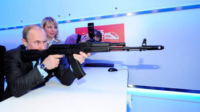 Vladimir Putin com um fuzil AK-47 no centro de investigação e tecnológico em Moscou, na Rússia Vladimir Putin com um fuzil AK-47 no centro de investigação e tecnológico em Moscou, na Rússia