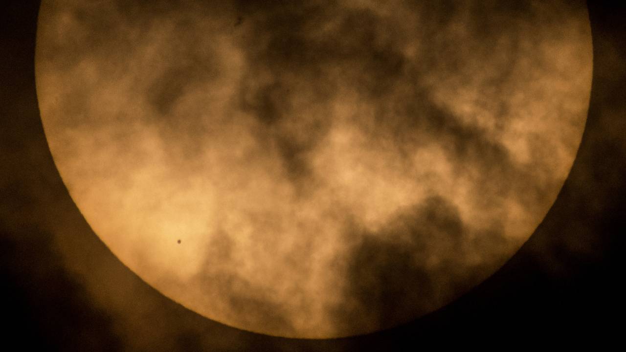 O planeta Mercúrio passa em frente ao Sol