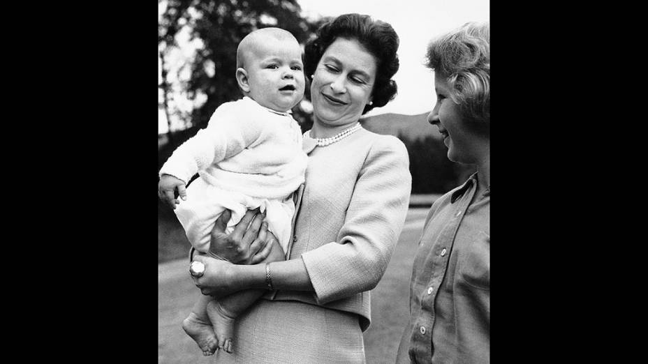 Rainha Elizabeth II com o príncipe Andrew, ao lado da princesa Anne, no castelo de Balmoral, na Escócia (08/09/1960)