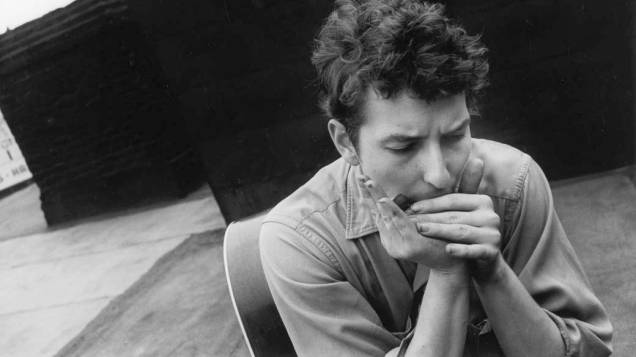 Bob Dylan posa para foto em terraço, na cidade de Nova York, 1962 Bob Dylan posa para foto em terraço, na cidade de Nova York, 1962