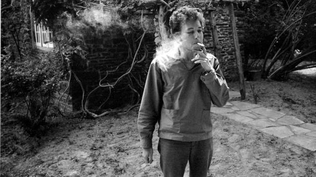 Bob Dylan no quintal de sua casa na cidade de Nova York, 1964 Bob Dylan no quintal de sua casa na cidade de Nova York, 1964