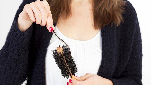 A maioria das mulheres que sofre com a queda excessiva de cabelo tem entre 54 e 64 anos, mas uma em cada oito (12%) mulheres tem menos de 35 anos. As causas para o problema podem ser genéticas, hormonais ou ambientais como má alimentação e stress