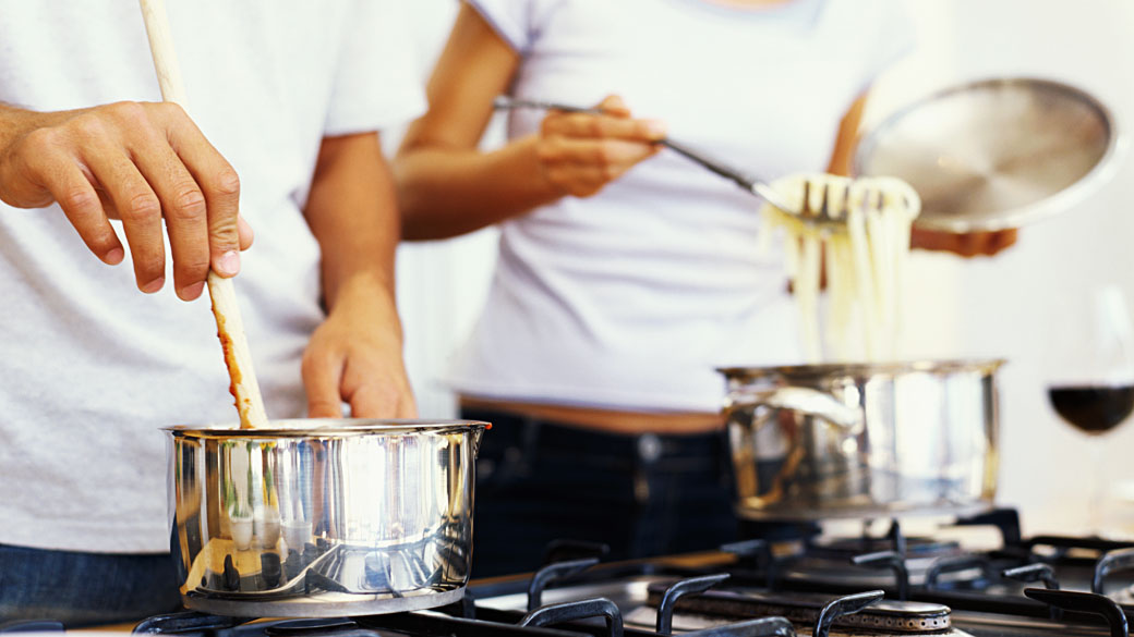 Cozinhar: Pessoas devem comer mais alimentos feitos em casa e menos industrializados, diz governo
