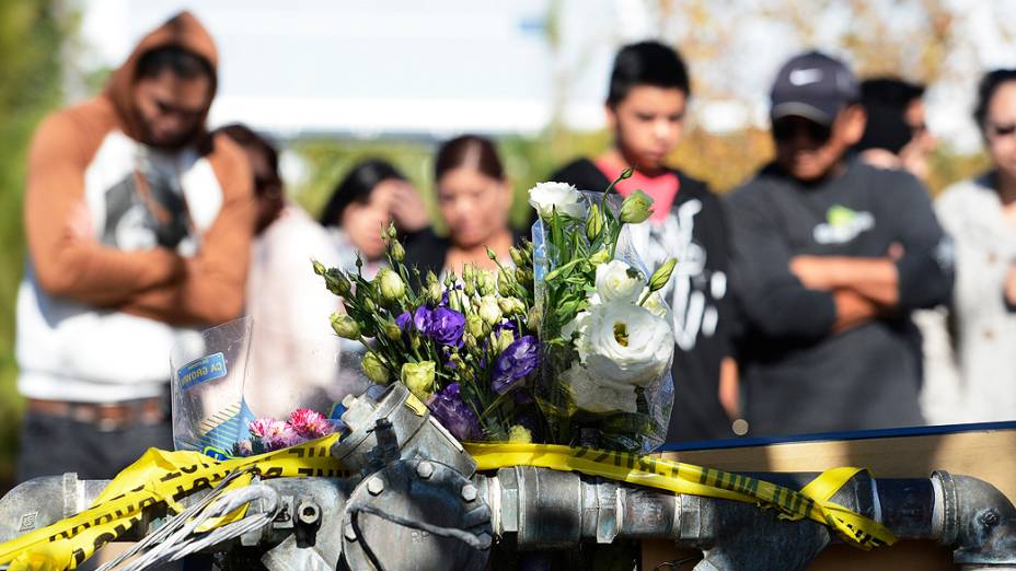 Fãs prestam homenagem no local onde ocorreu o acidente que matou o ator Paul Walker, em Santa Clarita, Los Angeles