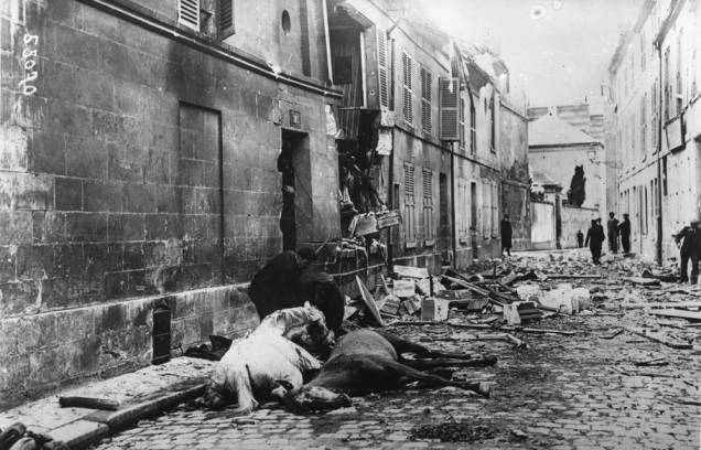 Homem tira as rédeas de um cavalo ferido em uma batalha na I Guerra Mundial, na França Homem tira as rédeas de um cavalo ferido em uma batalha na I Guerra Mundial, na França