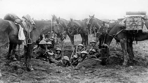 Soldados aguardando ordens durante a I Guerra Mundial Soldados aguardando ordens durante a I Guerra Mundial